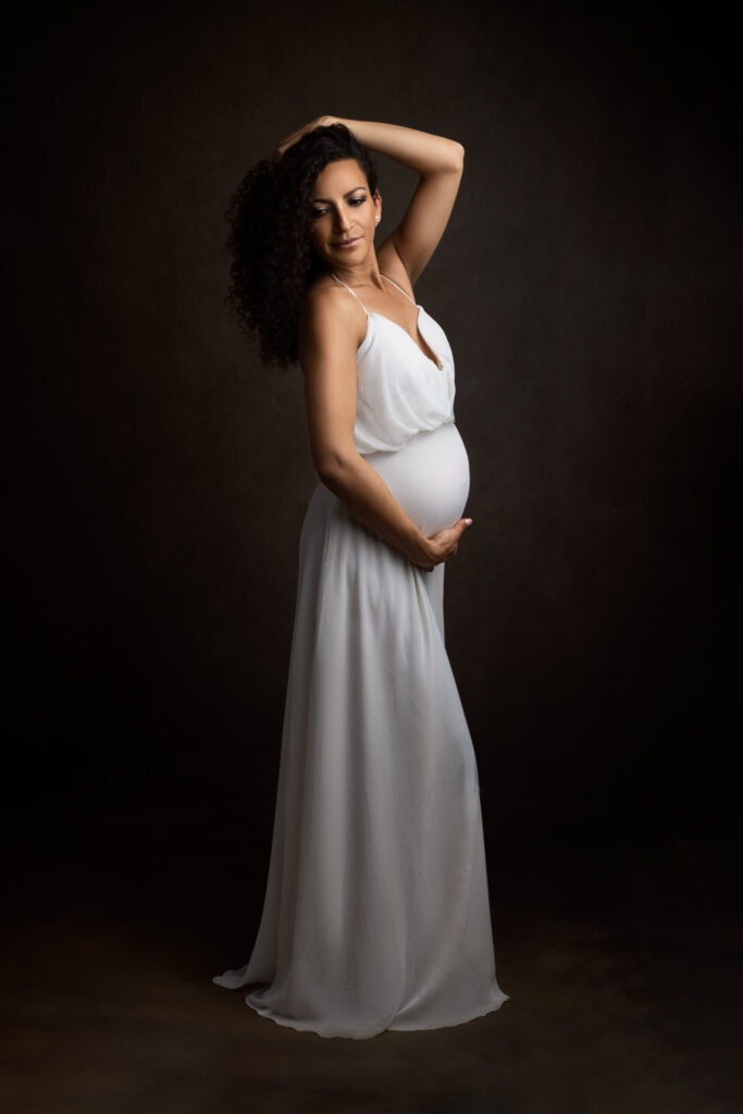 magnifique future maman avec sa longue robe blanche