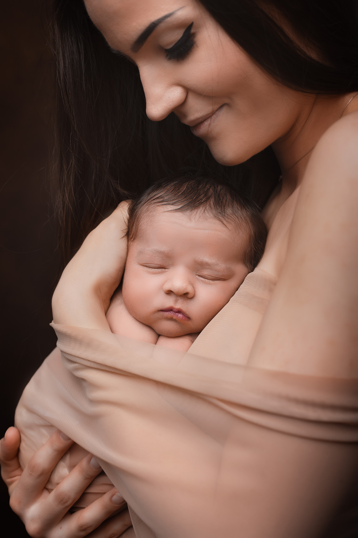 Bébé dort paisiblement chez sa mere