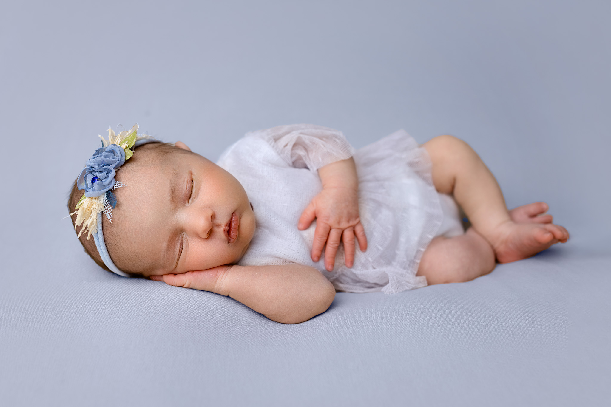 couverte lila bebe qui dort bandeau de fleurs