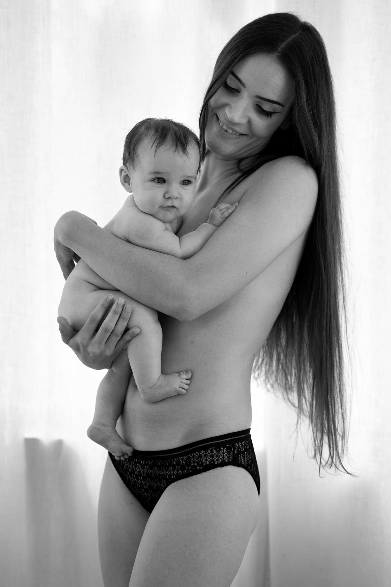 peau à peau photo intimiste maman et bébé