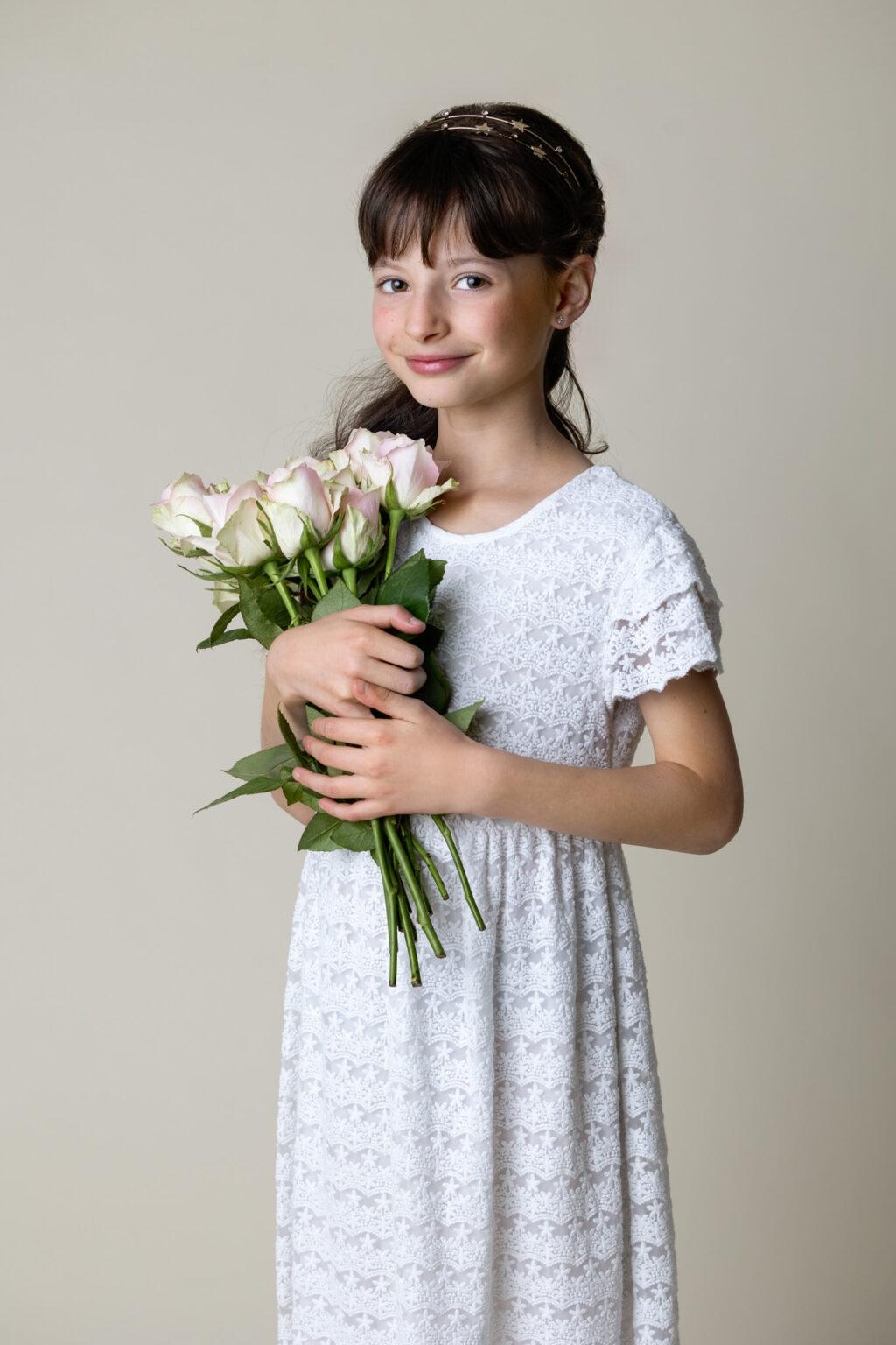 Jolie petite fille avec un bouquet de fleur photo bucolique