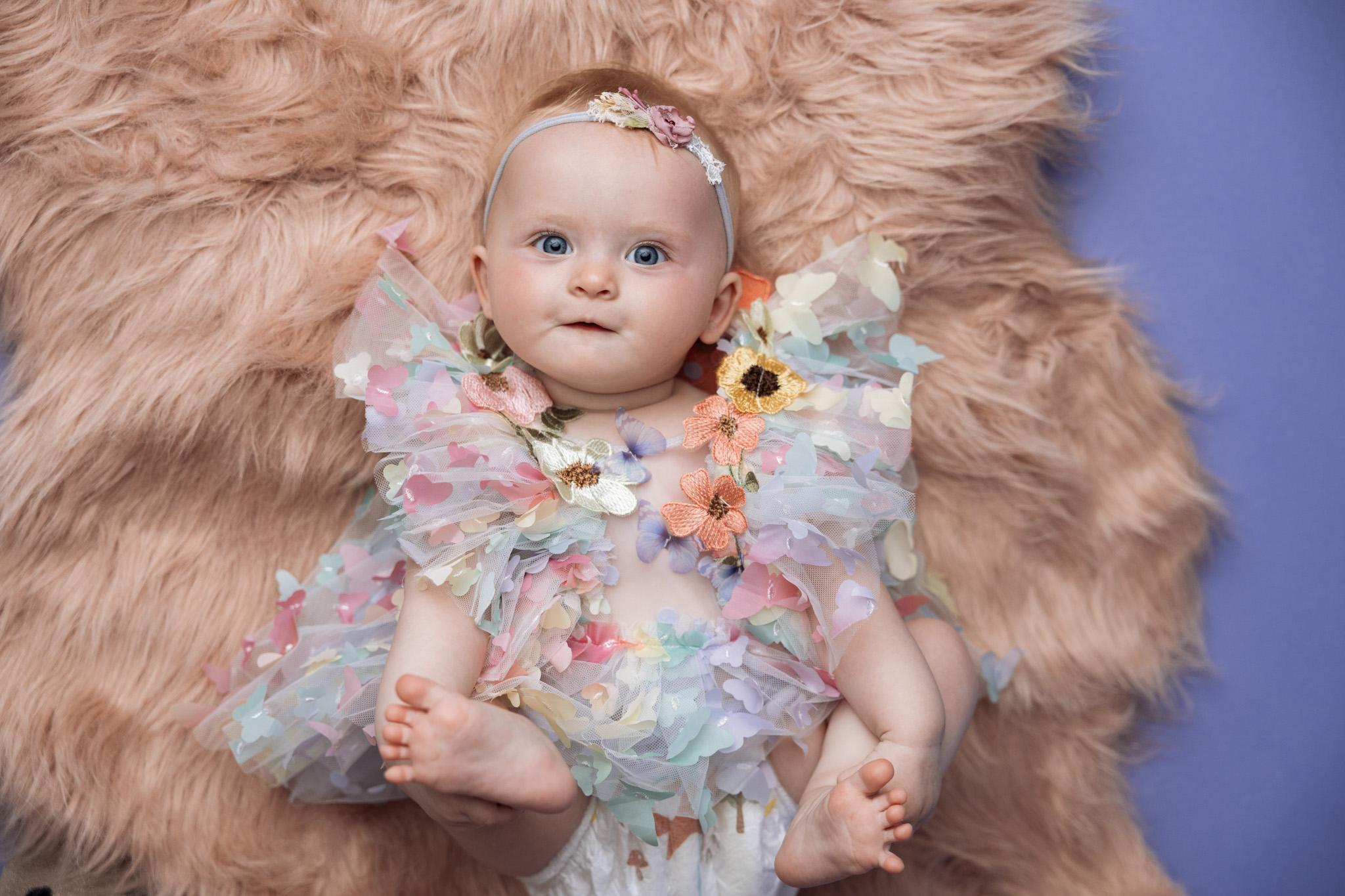 motricite de bebe attrape ses pieds