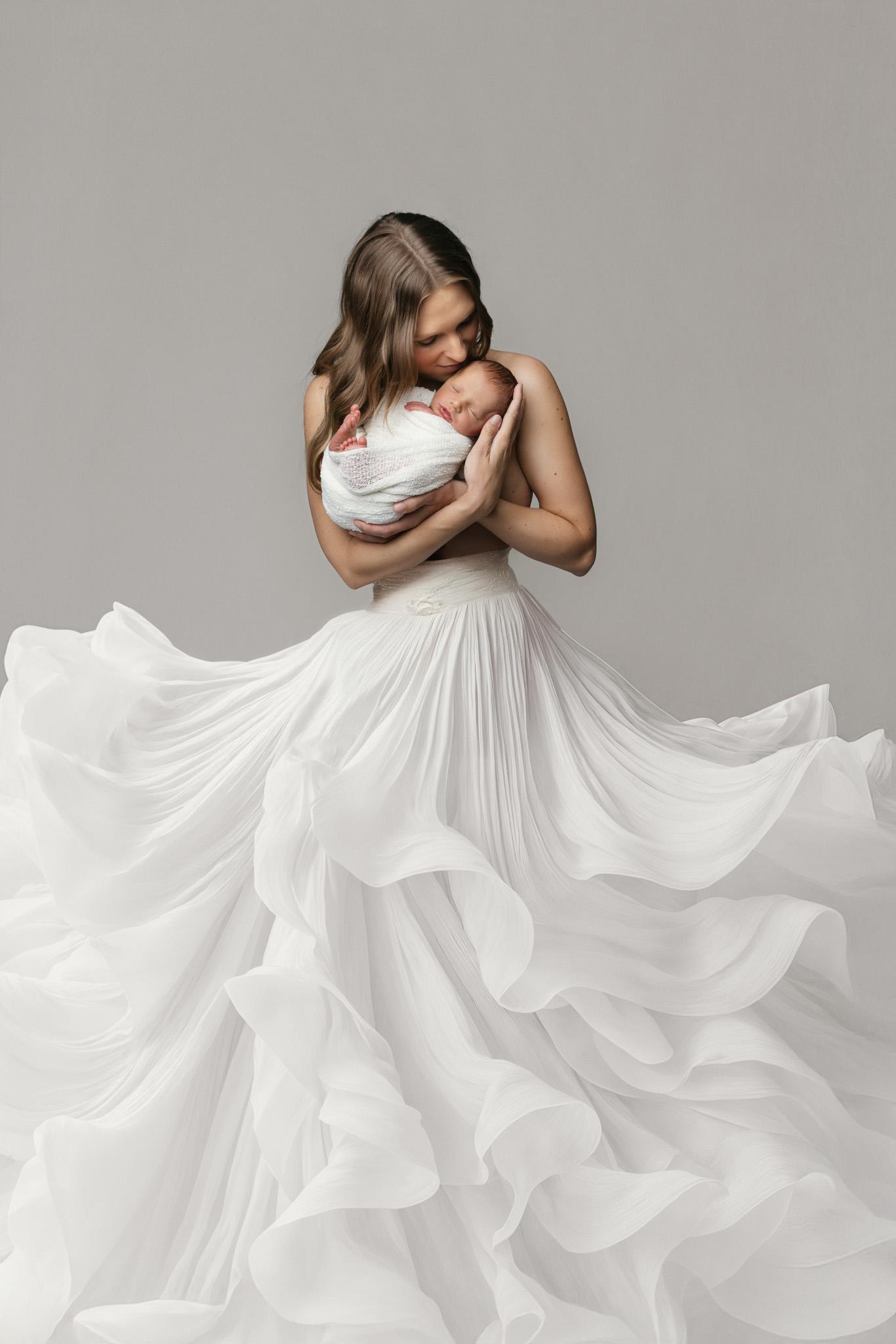 artistique et emotion pour mettre en avant l amour d une jeune maman pour son nouveau ne