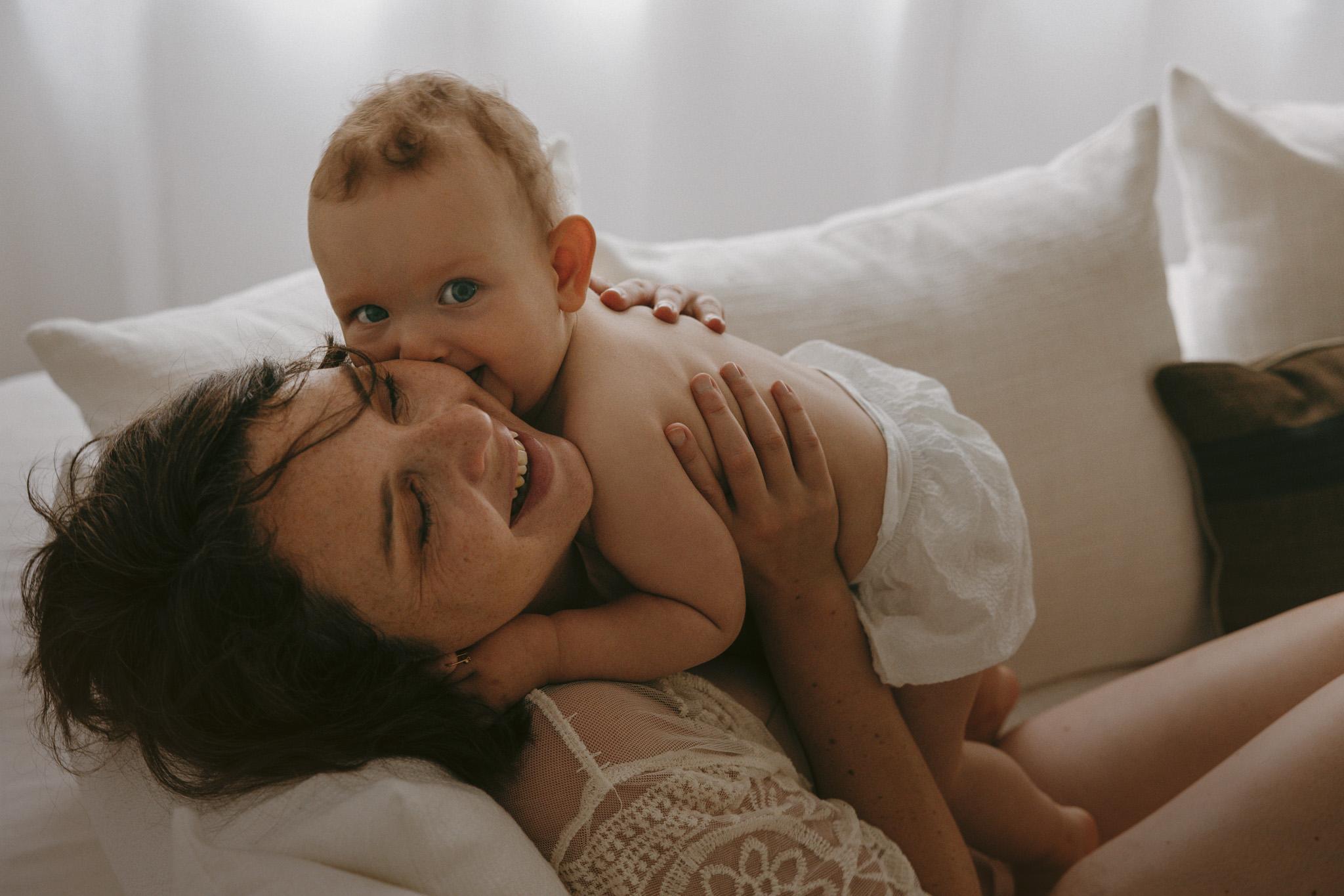le toucher le contact avec son bebe
